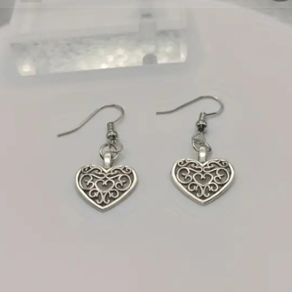 Retro Hollow Out Heart Shaped Earrings - Picture 6 of 7